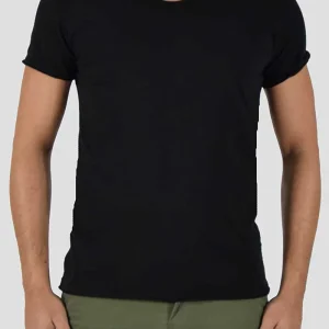 T-SHIRT CON COLLO A V