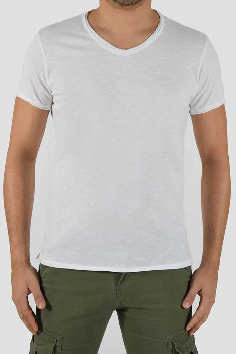 T-SHIRT CON COLLO A V