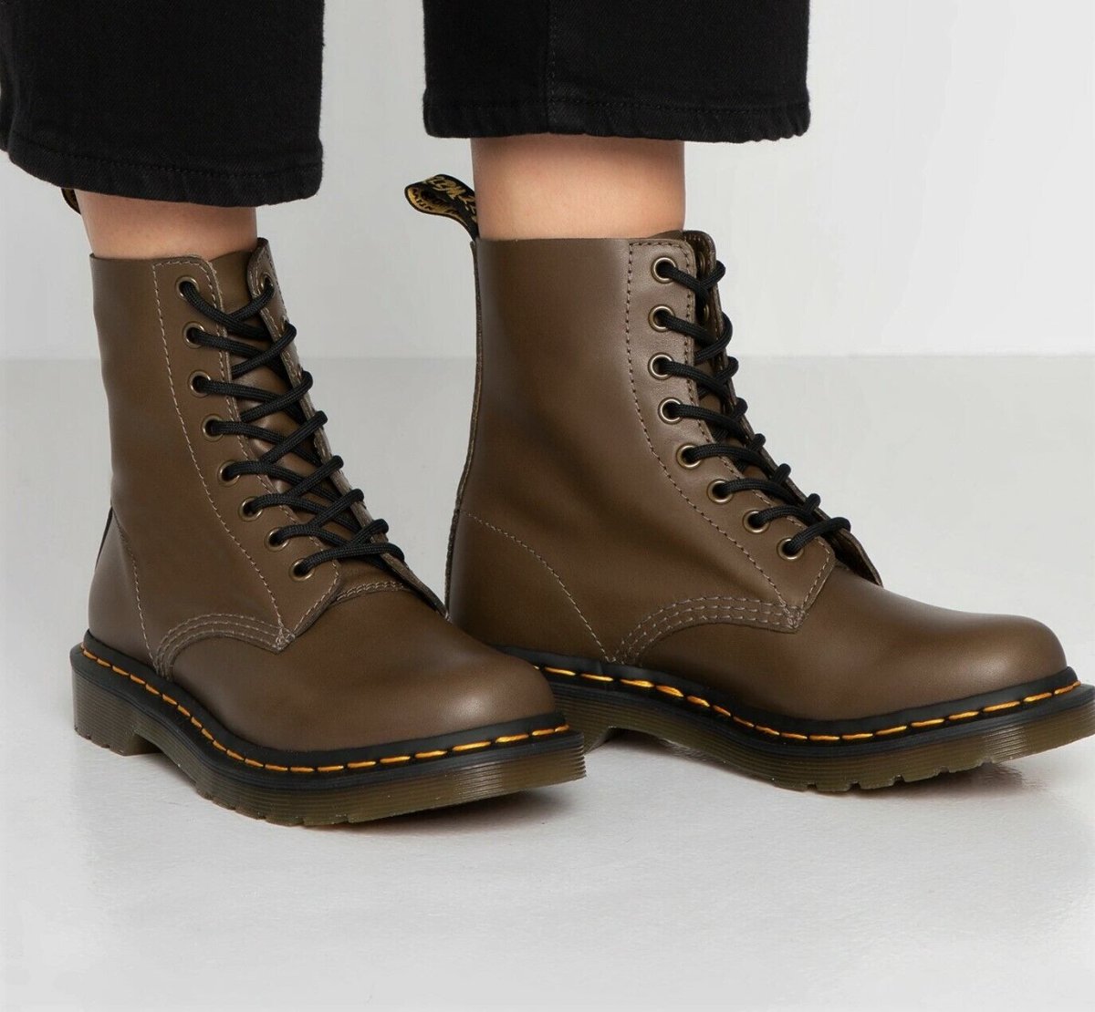 Scarpa unisex anfibio art.1460 Dr. Martens colore abrasivato marrone - immagine 3